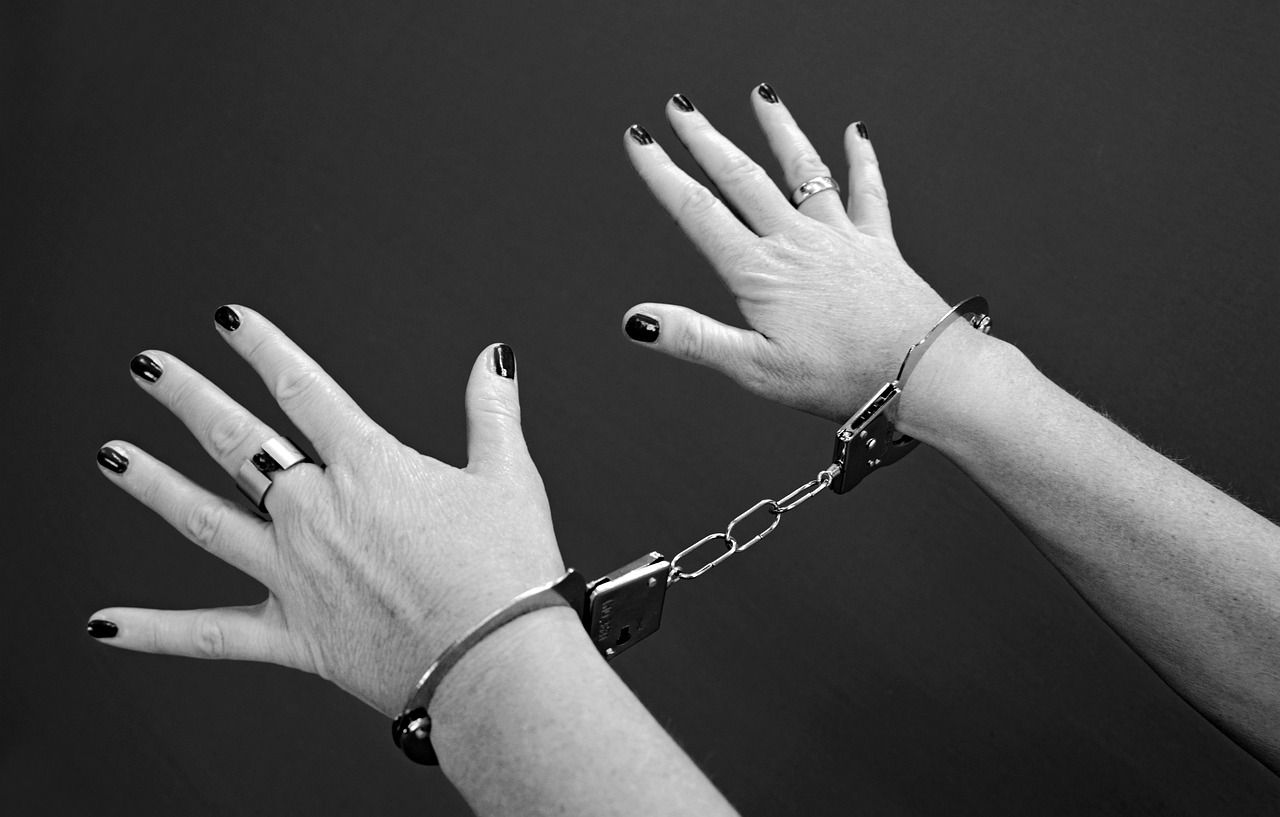 handcuffs-964522-1280-jpg-1695045182.jpg