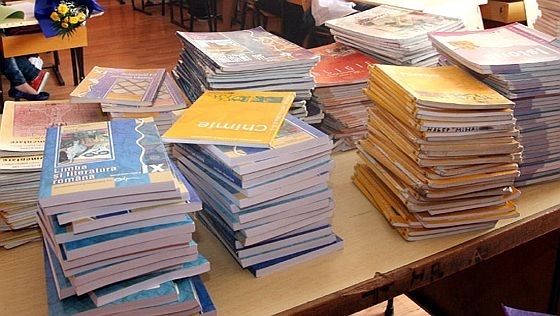 Elevii de clasa a IV-a ar putea incepe scoala fara câteva manuale