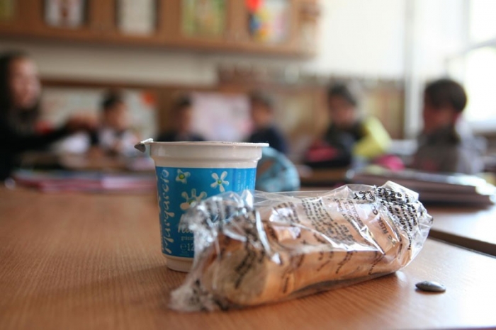 De astăzi, elevii prahoveni au început să primească "Lapte şi corn" la şcoală