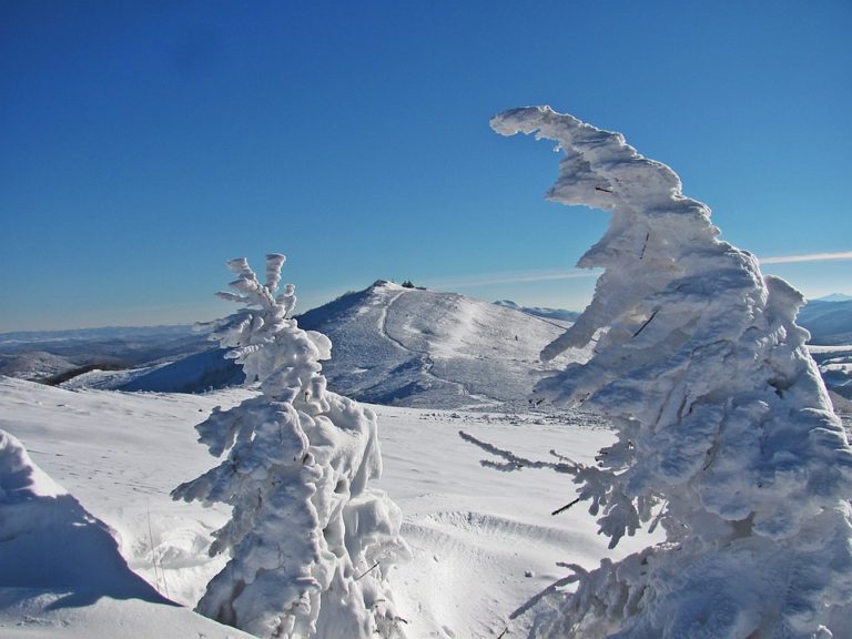 Turismul montan limitat. Risc de avalanşă la altitudini mari în Bucegi