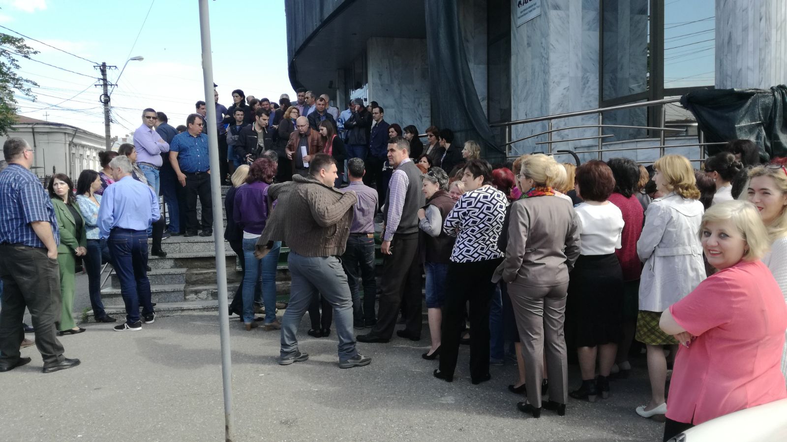 Statul se va împrumuta pentru a plăti salariile mari ale funcţionarilor publici. Vezi cine crede că legea salarizării nu e bună!