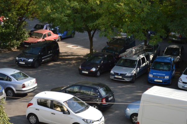 Primarul Dobre promite închirierea locurilor de parcare de pe lângă blocuri