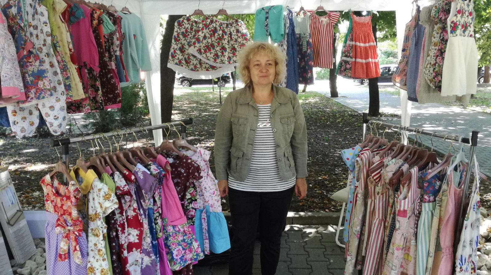 Un tânăr, o mamă şi o bunică din Câmpina au pornit o afacere cu rochiţe colorate ca din timpurile copilăriei. Vezi galerie foto cu produsele