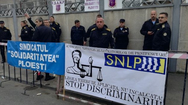 Angajaţii din penitenciare continuă protestele începute pe 1 august. Sindicaliştii cer demisia ministrului justiţiei