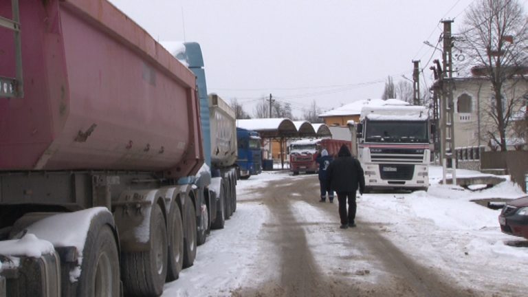 Jumătate dintre localităţile prahovene nu au încheiat licitaţiile pentru deszăpezire