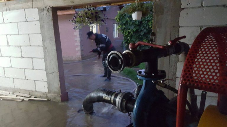 Prahovenii cu locuinţe afectate de inundaţii şi alunecări vor primi ajutoare de urgenţă