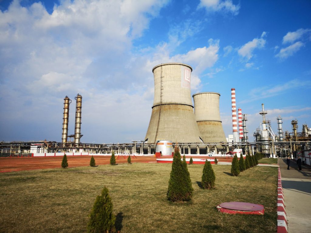 Rafinăria Petrotel Lukoil Ploiesti Demolează Astăzi Un Turn Vechi De Răcire