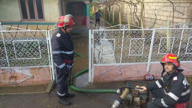 Prahova, sub cod galben de ploi. ISU intervine pentru a scoate apa din gospodării inundate