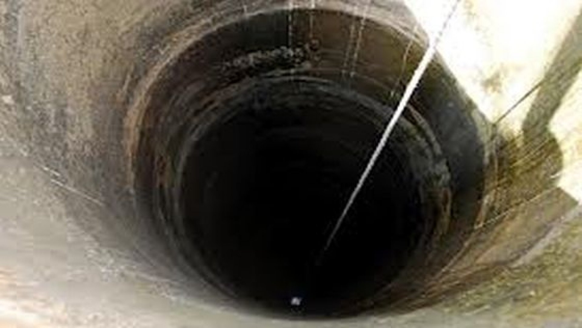 Un bărbat din Stoeneşti a murit, după ce a picat într-un puţ adânc de 30 de metri