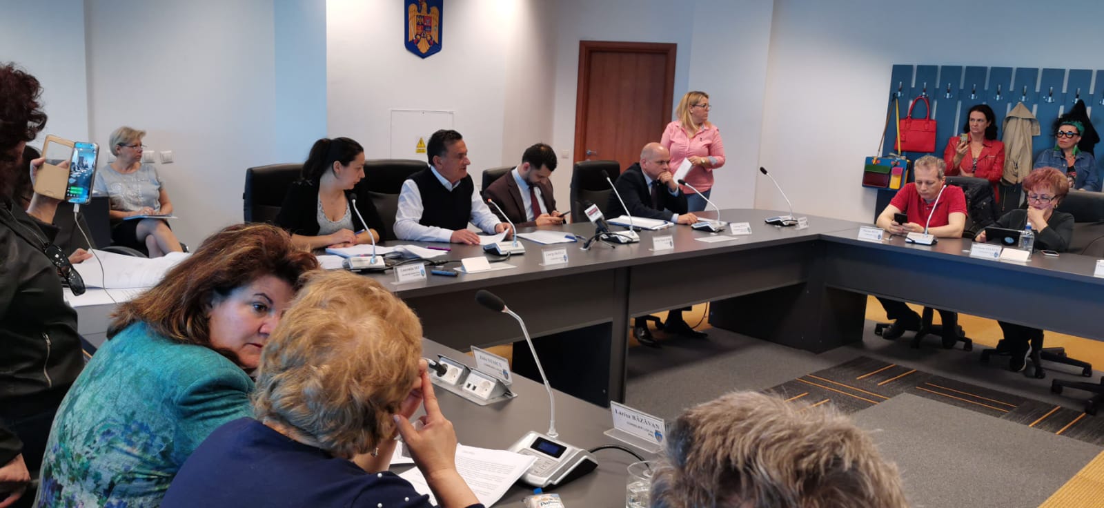 Contre și cuvinte dure în ședința de consiliu de îndată la Ploiești. Vom avea apă caldă în continuare, dar mai scumpă!