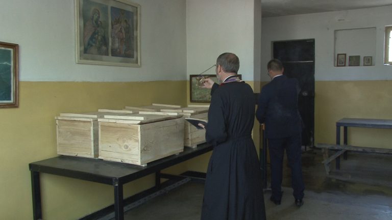 Şocant: Opt copii care au murit acum 12 ani, au fost înhumaţi, astăzi, în Cimitirul Mihai Bravu din Ploieşti!