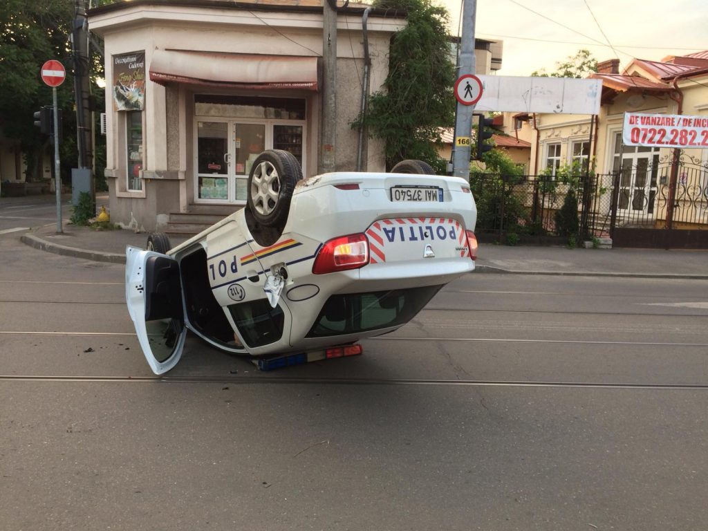Maşină de poliţie, răsturnată în spatele Hotelului Prahova. Află detalii!