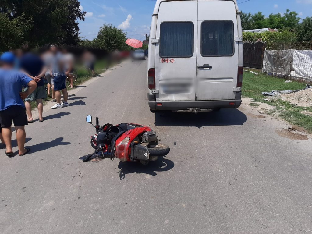 Un prahovean şi-a plimbat cu scuterul nepoţii şi a făcut accident