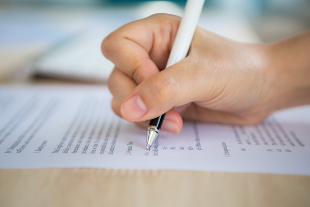 În câteva ore se afişează rezultatele Evaluării Naţionale. Cum se depun contestaţiile!