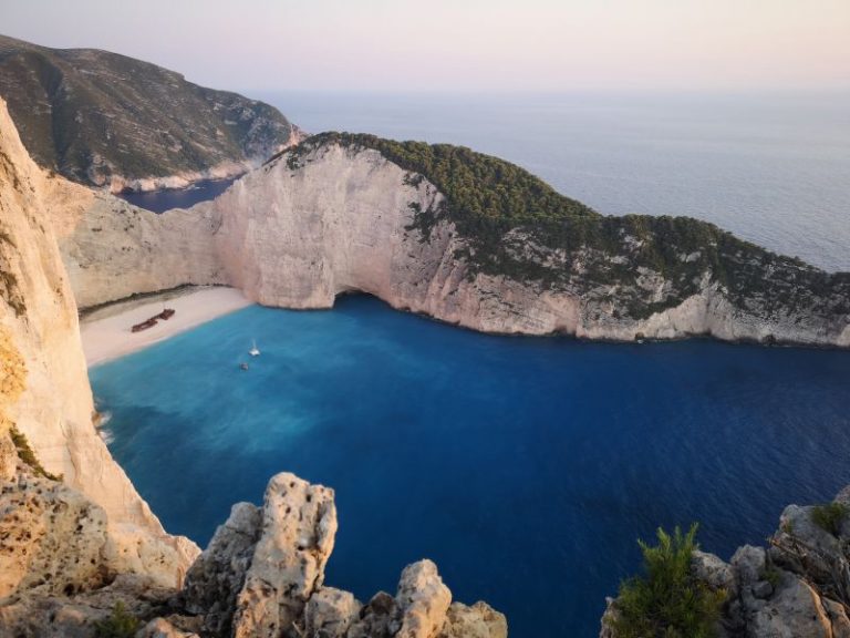 Oficiali eleni: Vacanţele în Grecia ar putea începe în luna iulie!