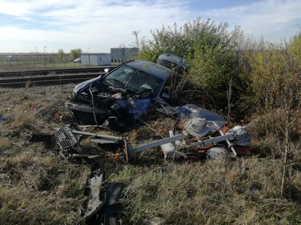 A scăpat ca prin minune, după ce mașina i-a fost lovită de tren!