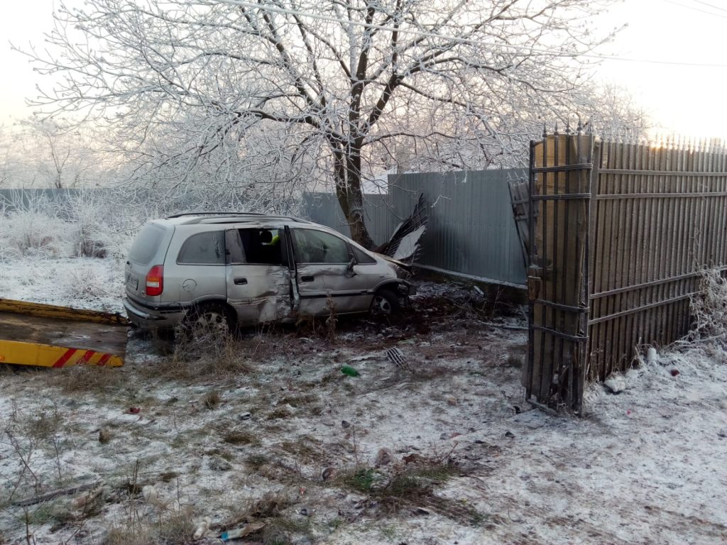 Accident cu 3 victime în Prahova. Au ajuns cu maşina în gard