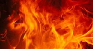 Un transformator electric din Floreşti a luat foc. Incendiul riscă să cuprindă o clădire de birouri