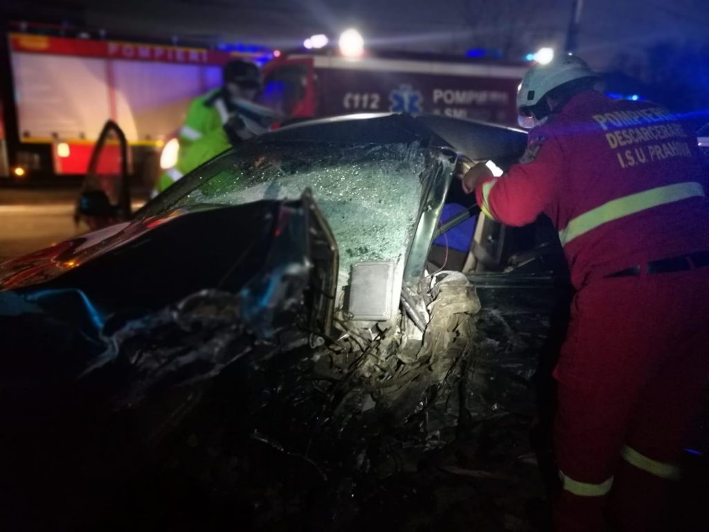 O fată de 17 ani a murit, aseară, pe DN1D, într-un accident rutier