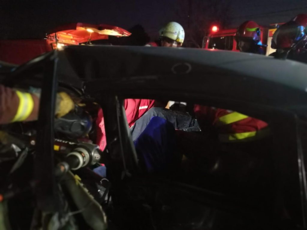 Şofer încarcerat într-un accident pe DN1B, la Valea Călugărească