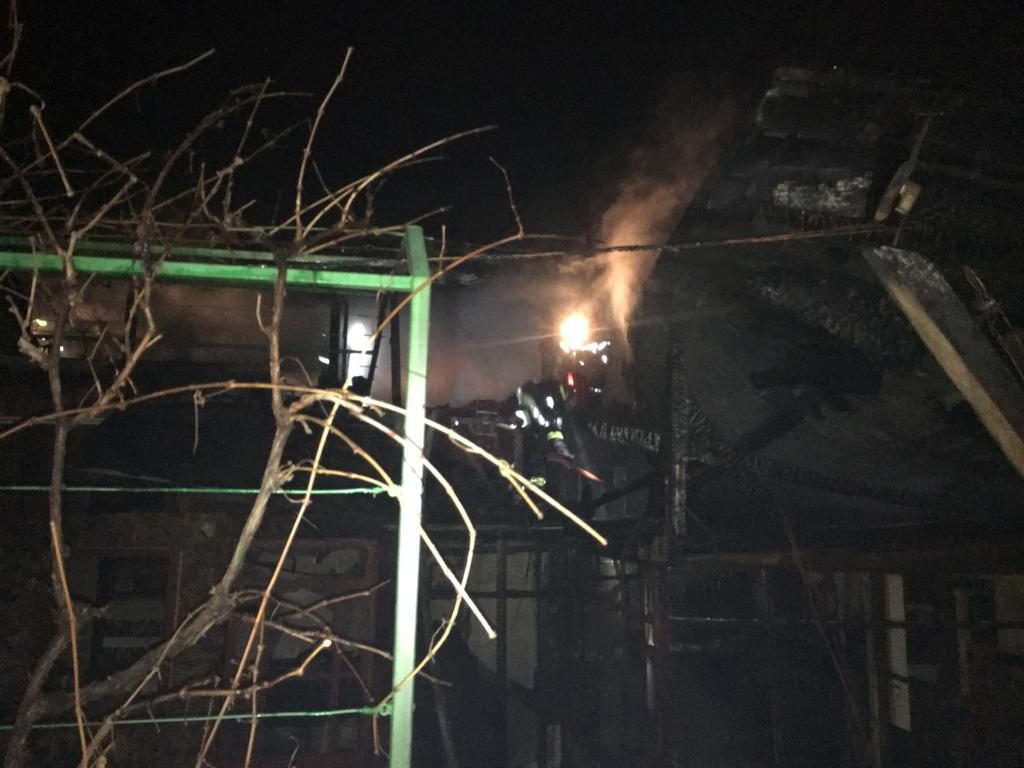 Incendiu la 4 case din Rachieri. Vântul puternic dă de furcă pompierilor!