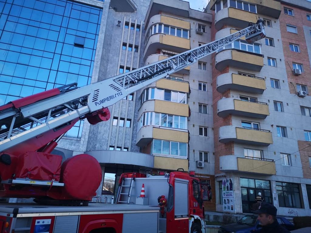 Intervenție pentru îndepărtarea unor bucăți de tencuială, la un bloc din Ploiești