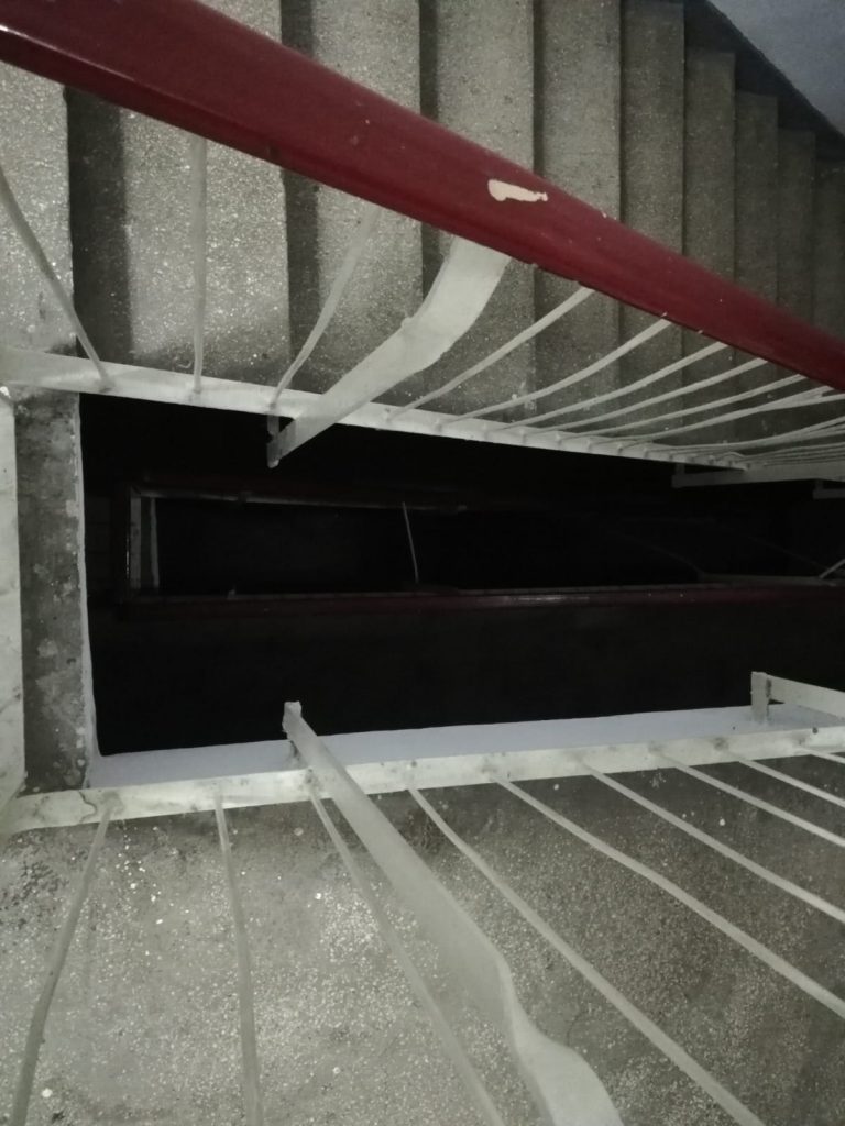 Accident sau sinucidere? Un bărbat din Plopeni a fost găsit mort pe o scară de bloc