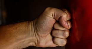 Ploiesti:Polițist local lovit de un tânăr scandalagiu