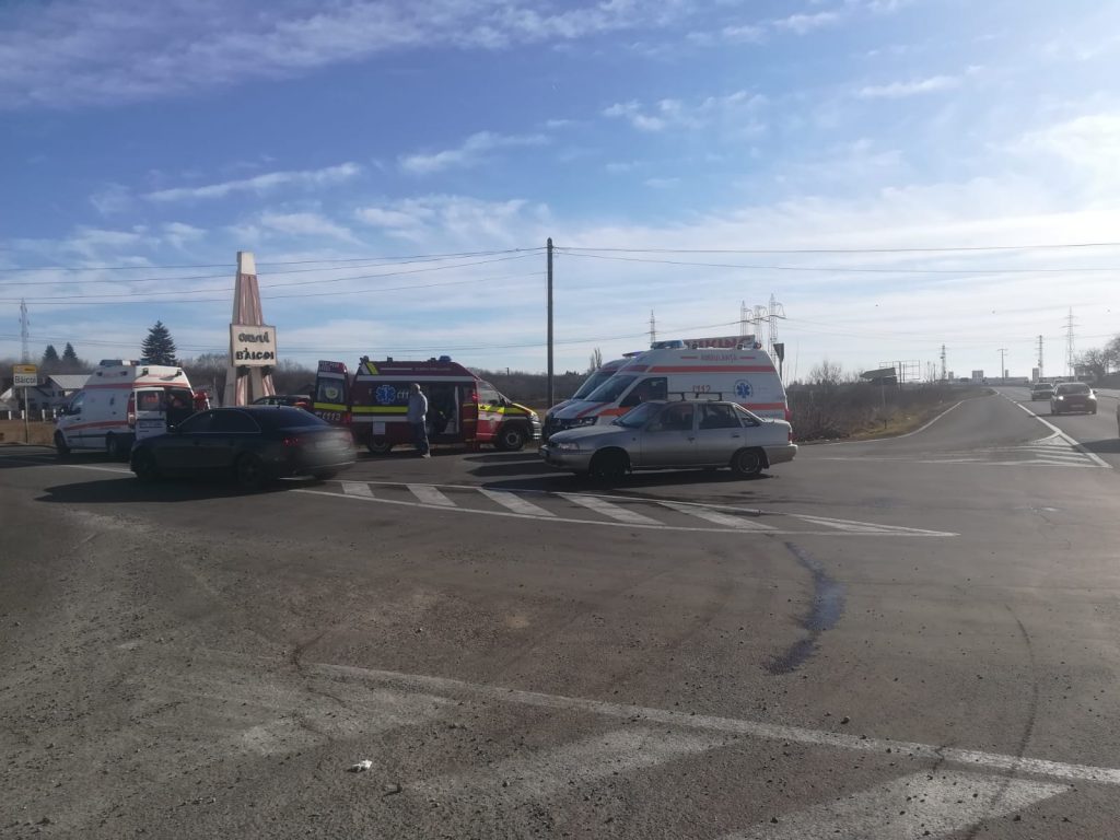 Accident pe DN1, la Băicoi. Un şofer a intrat cu maşina în indicator