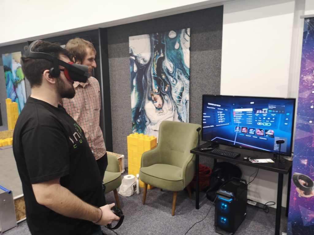 Video şi foto: Digitalizare şi roboţi la Tech Day la Ploieşti, în proiectul DigiLab