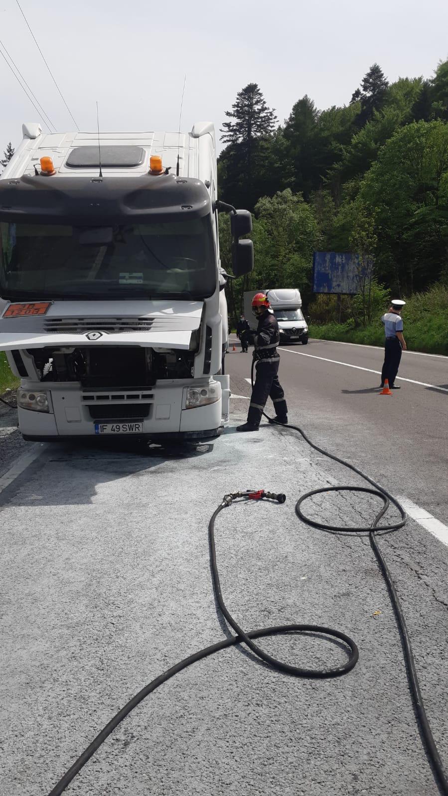 Circulaţie restricţionată pe DN1, în apropiere de Sinaia. Un tir a intrat într-un parapet