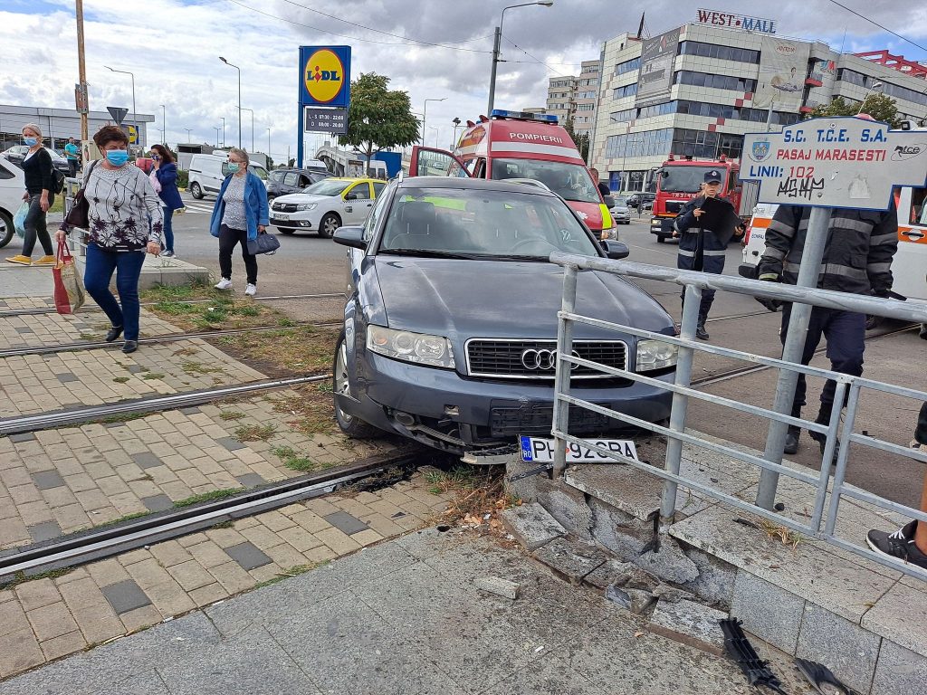 Foto în exclusivitate. Accident pe Şoseaua Vestului. Circulaţia tramvaielor este blocată