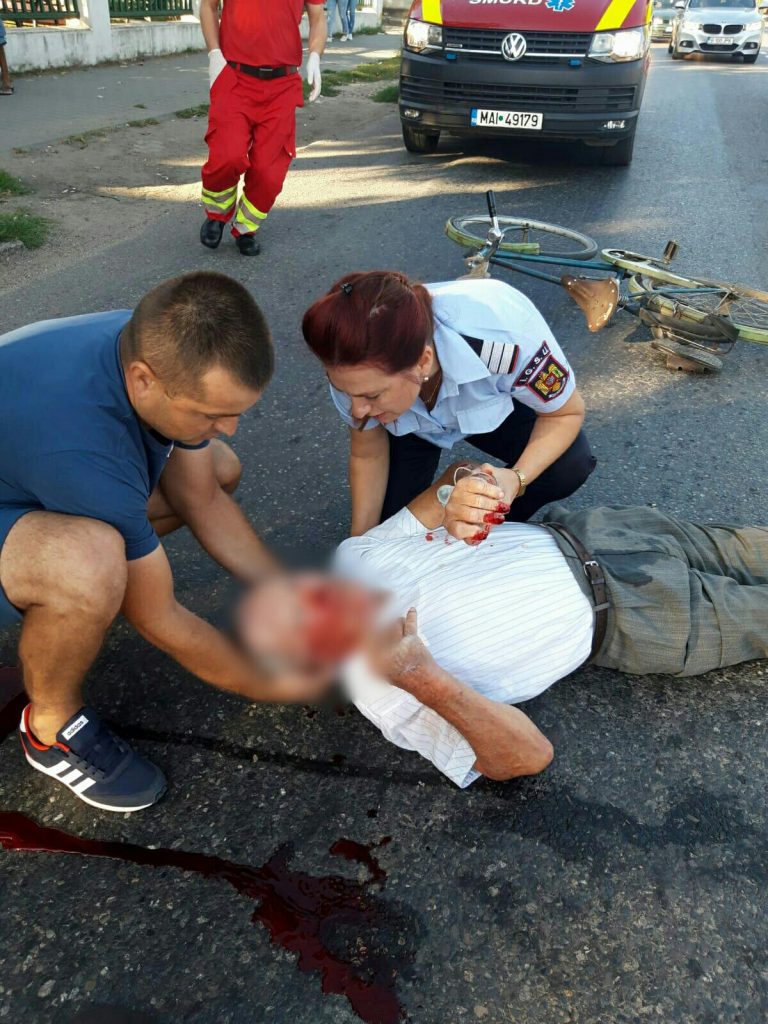Doi pompieri de la ISU Prahova au intervenit la un accident pentru a da primul ajutor înainte de venirea ambulantei
