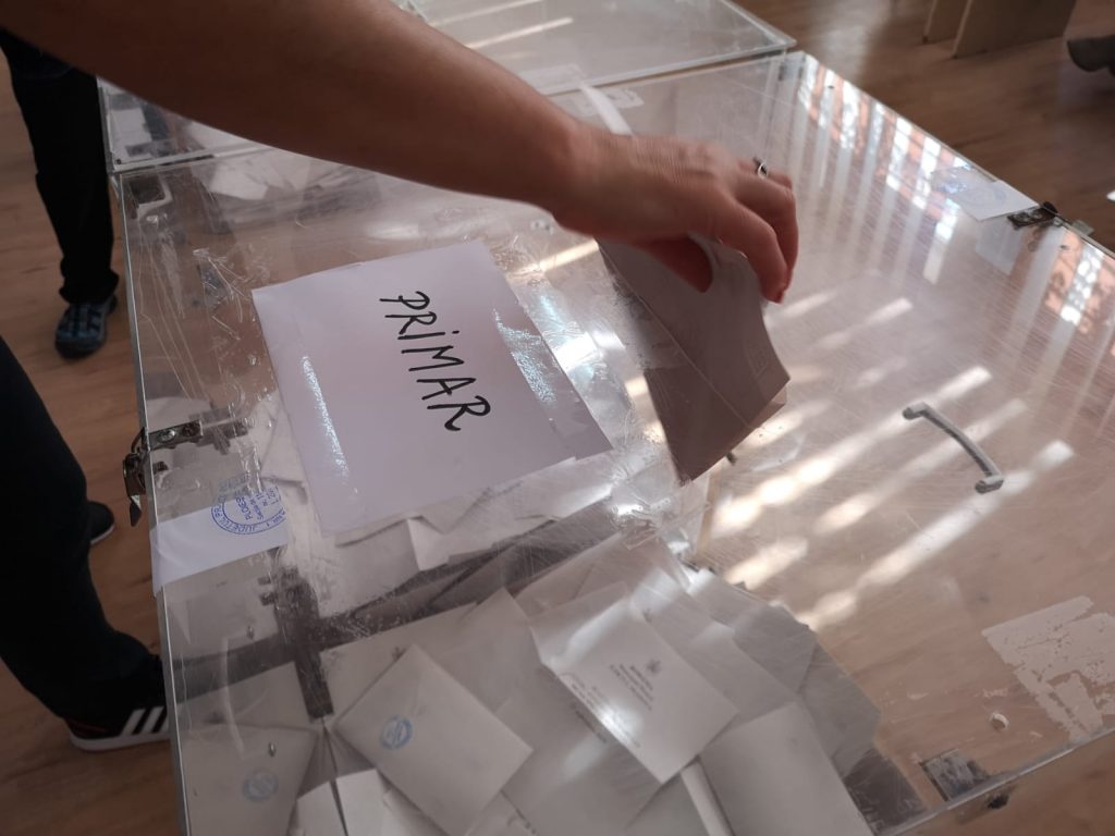 Mesaj fals în mai multe comune din Prahova. Oamenii erau speriați cu focare Covid in secțiile de votare
