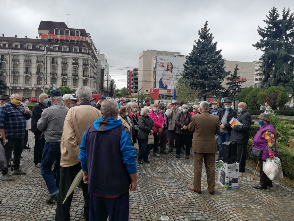 Asociaţiile pensionarilor din Ploieşti au pichetat Prefectura. Află ce au solicitat!
