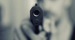 Tineri agresaţi cu pistol cu bile în faţa liceului UCECOM din Ploieşti. Doi băieţi au fost duşi la spital