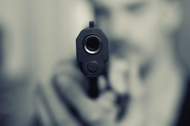 Tineri agresaţi cu pistol cu bile în faţa liceului UCECOM din Ploieşti. Doi băieţi au fost duşi la spital