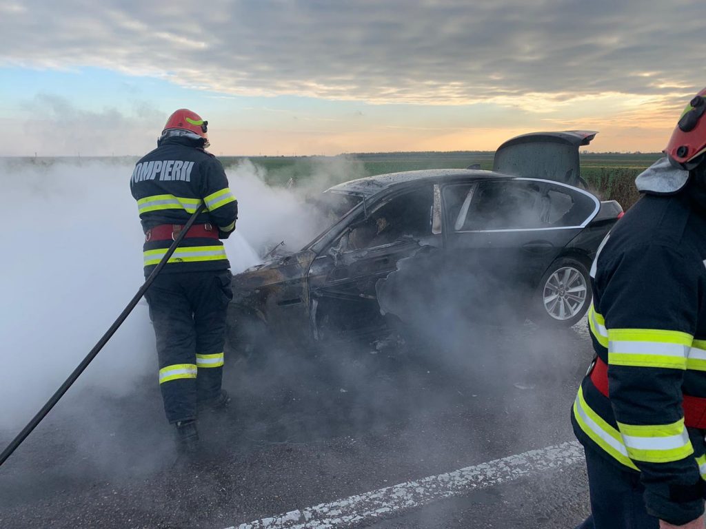O maşină a luat foc pe DN1B. Şoferul a coborât la timp