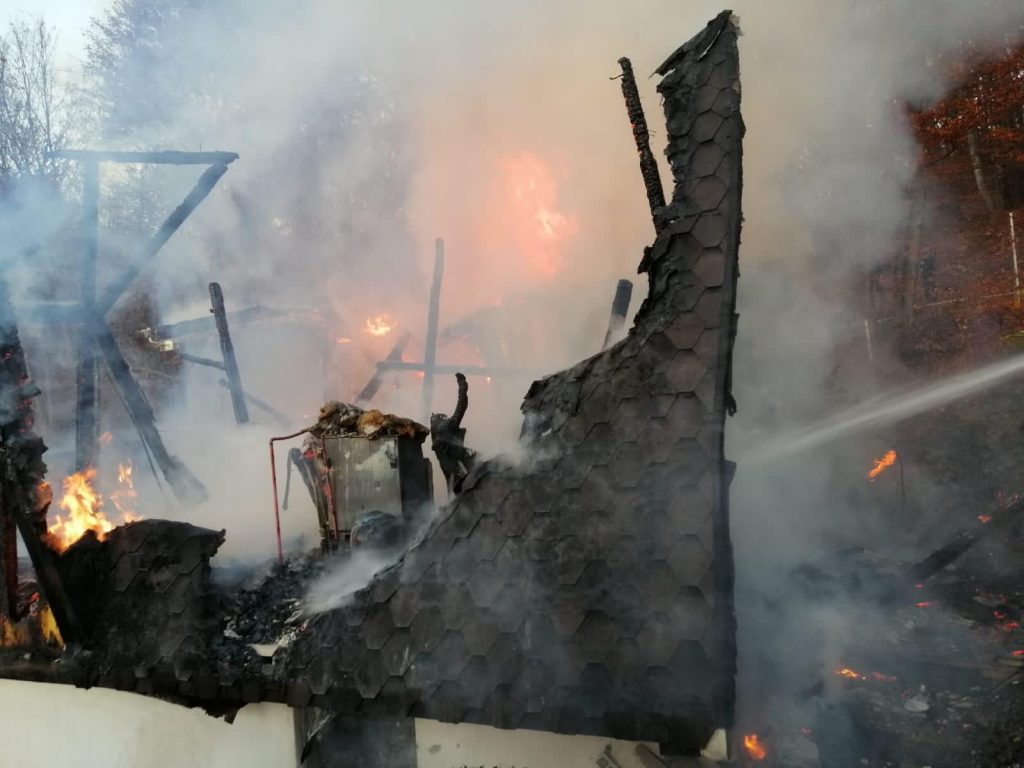 O femeie de aproximativ 70 de ani decedată intr-un incendiu în Ploiesti