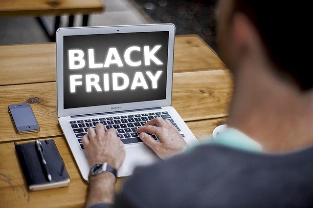 Magazinele on-line din România estimează o creşetere de 20% a vânzărilor de Black Friday