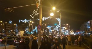 Video-Ploieştenii au uitat de distanţare c&acirc;nd s-au aprins luminiţele de sărbători &icirc;n centrul oraşului