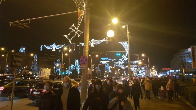 Video-Ploieştenii au uitat de distanţare c&acirc;nd s-au aprins luminiţele de sărbători &icirc;n centrul oraşului