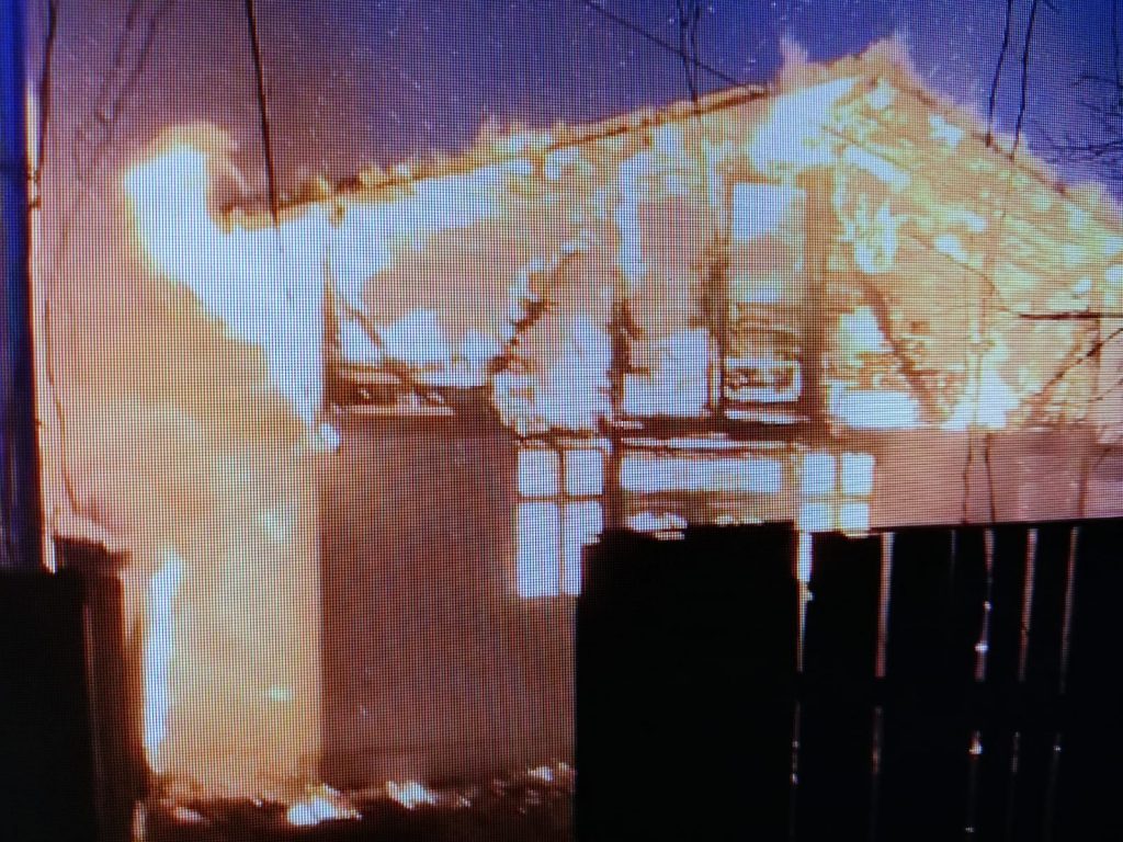 Incendiu la Scorţeni provocat de o afumătoare neasigurată