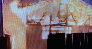 Incendiu la Scorţeni provocat de o afumătoare neasigurată