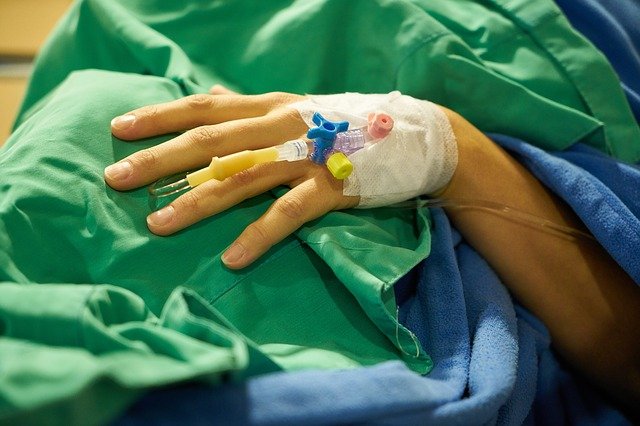 Bărbatul care s-a aruncat de la etajul 4 al Spitalului CF Ploieşti este conştient, dar are multiple traumatisme