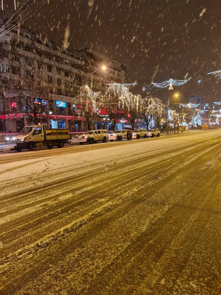 În Ploieşti se face deszăpezire cu 26 de utilaje încă de dimineaţă