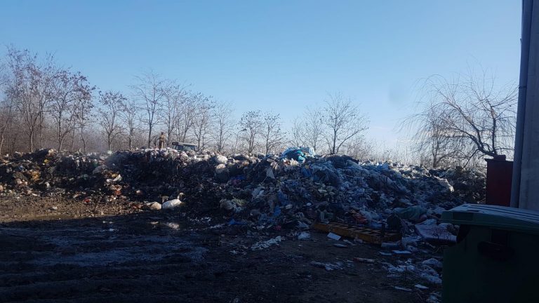Scrisoarea cititorului: "Faceţi ceva cu munţii de gunoaie din faţa staţiei de sortare de la Bărăitaru!"