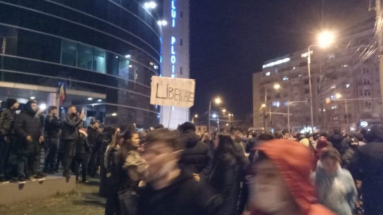 Lipsă a reacţiei autorităţilor la Ploieşti: 5 amenzi şi un avertisment scris în urma protestelor de aseară!