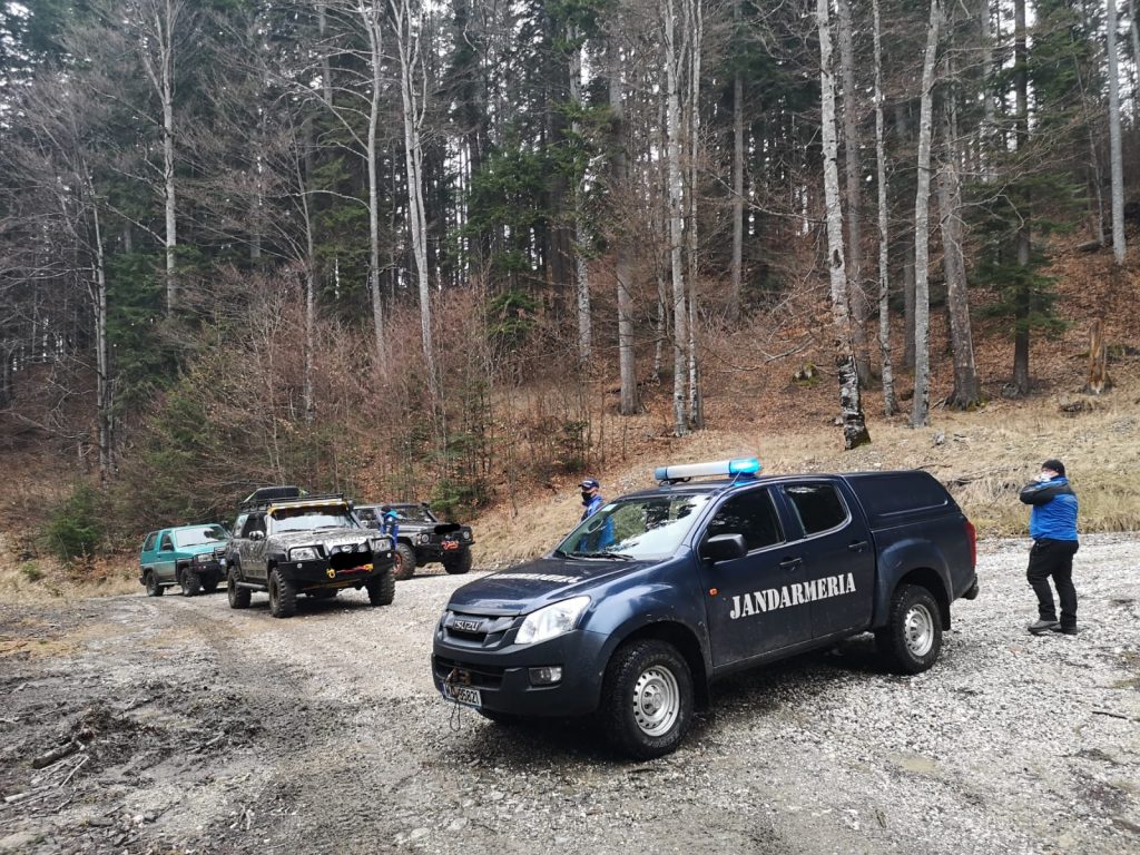 Pasionaţi de off-road amendaţi după ce au fost prinşi pe fondul cinegetic din Munţii Baiului