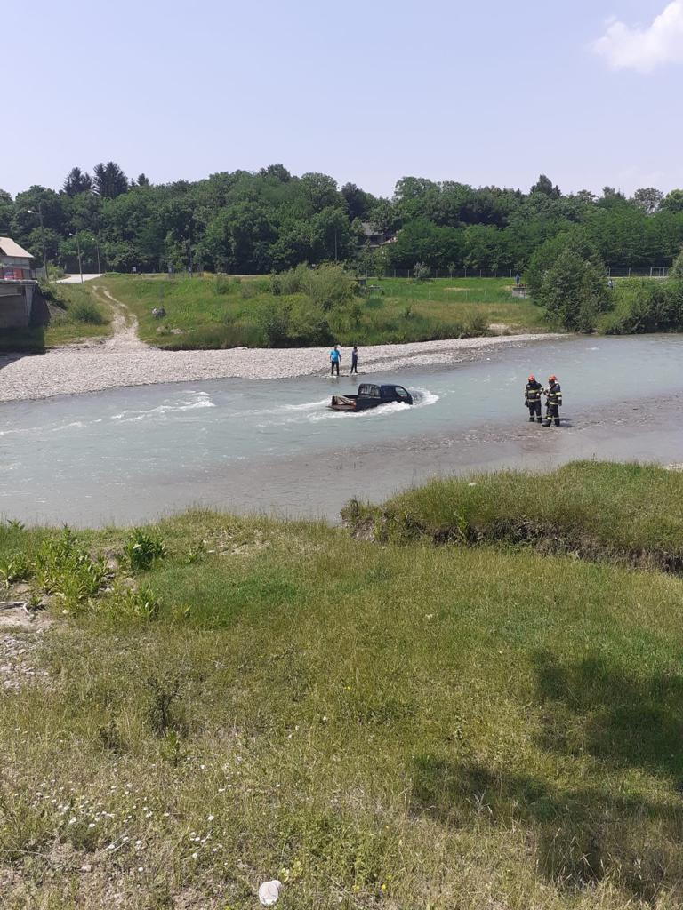 Spălau mașina în Teleajen și au fost duși cu totul de apă